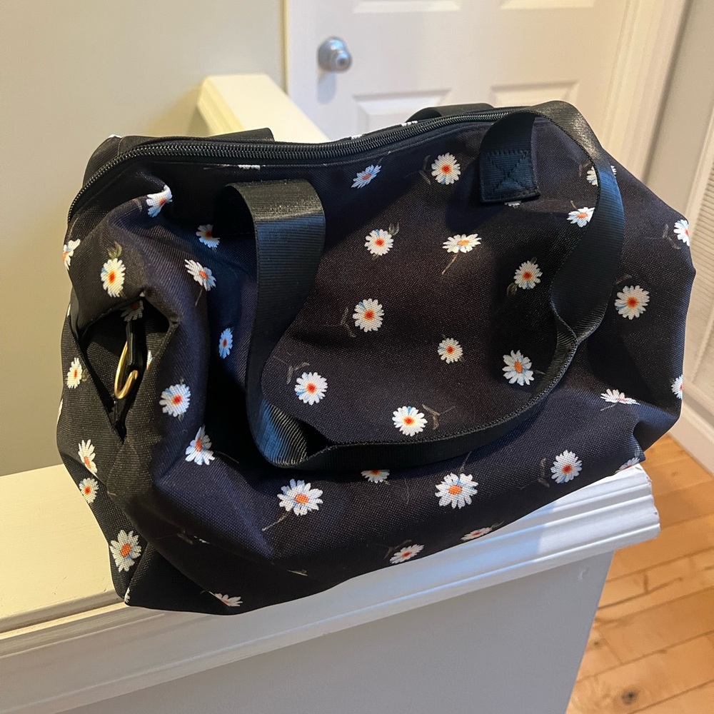 Alice and Olivia Daisy Duffle Travel Bag with Matching Reversible Bucket Hat - Picture 2 of 7